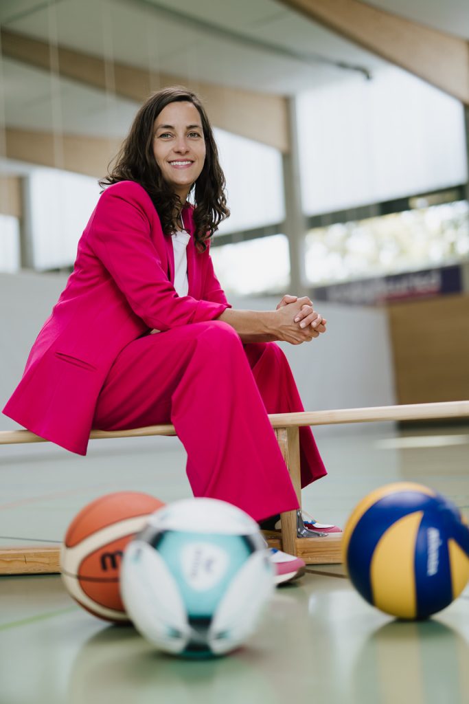 Julia Wiedemann Expertin für Sport-Sponsoring Julia mit verschiedenen Bällen
