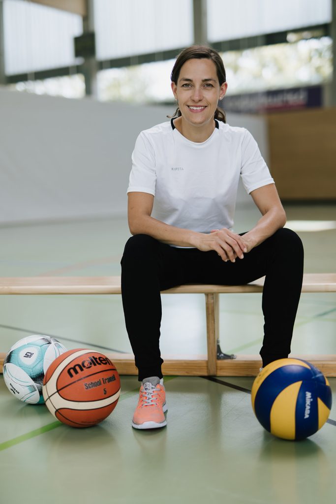 Julia Wiedemann Expertin für Sport-Sponsoring Julia mit verschiedenen Bällen