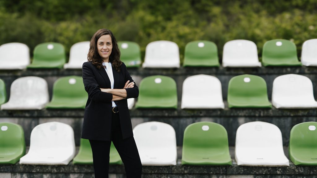Julia Wiedemann Expertin für Sport-Sponsoring Julia vor Tribühne