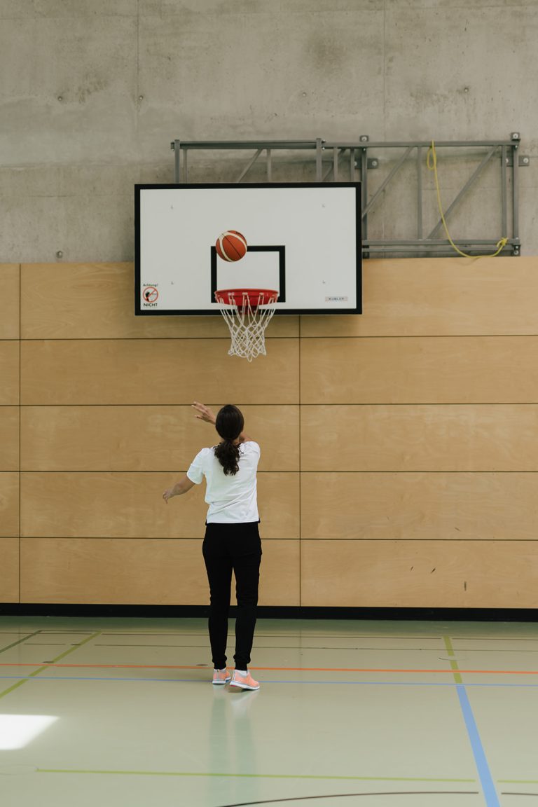 Julia Wiedemann Expertin für Sport-Sponsoring Julia wirft Basketball in Korb