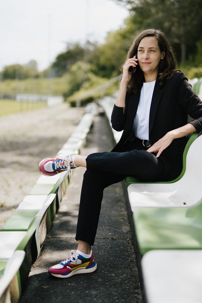 Julia Wiedemann Expertin für Sport-Sponsoring Julia telefonieret