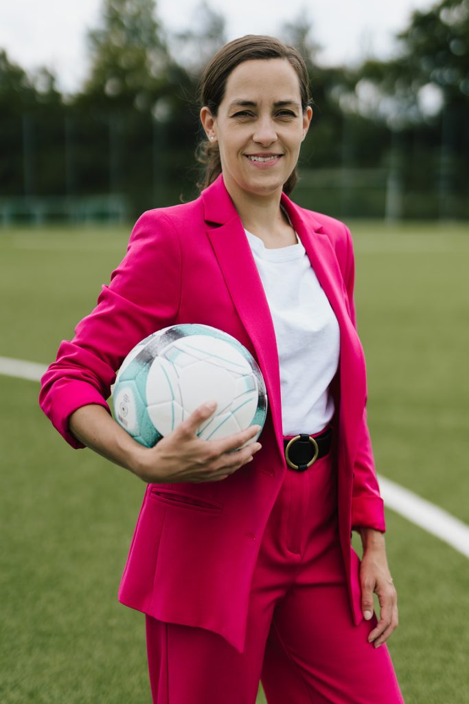 Julia Wiedemann Expertin für Sport-Sponsoring Julia mit Ball im Arm