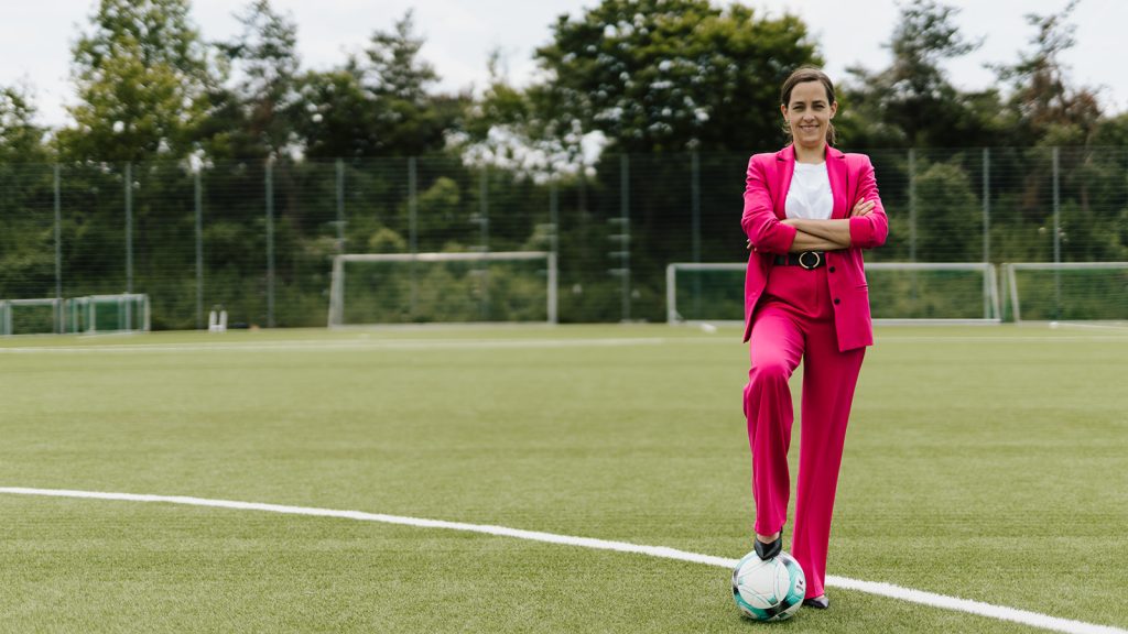 Julia Wiedemann Expertin für Sport-Sponsoring Julia mit Ball